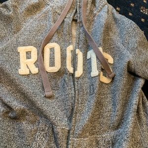 ROOTS zip up sweatshirt — great condition ☁️